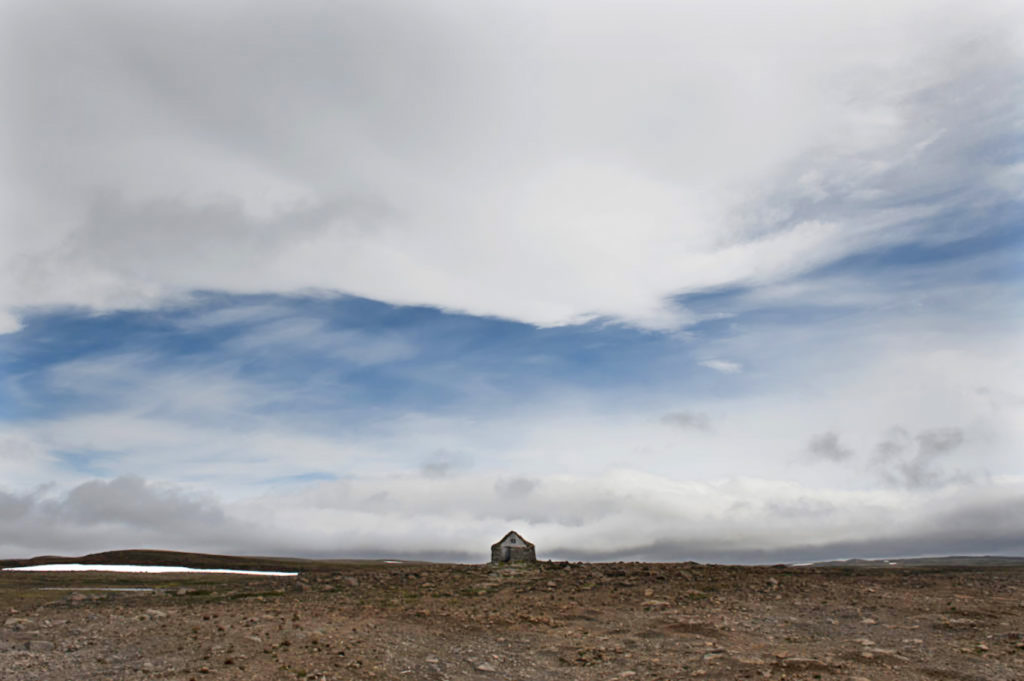 Veduta panoramica della spiaggia deserta di Rauðisandur con cielo azzurro e nuvole bianche, penisola dei fiordi occidentali, Islanda.

