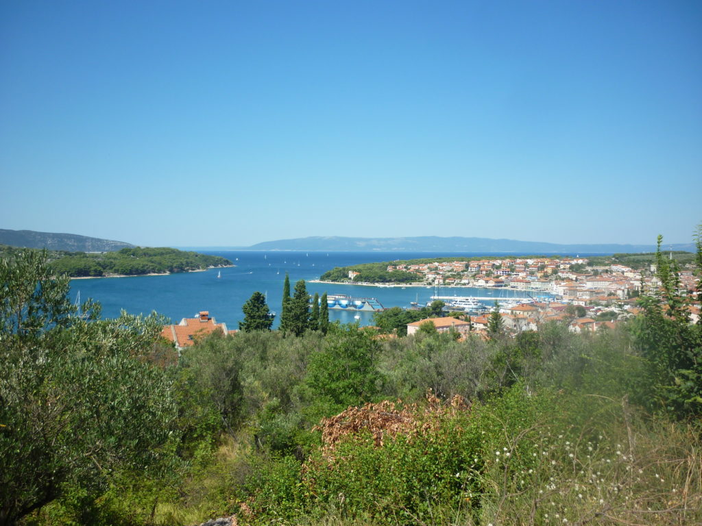 Vista panoramica di un paesino affacciato sul mare in Croazia