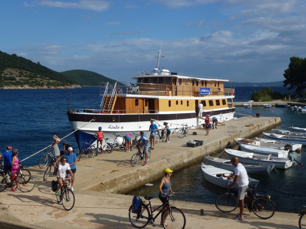 Cicloturisti scendono dalla barca Linda nel Golfo del Quarnaro