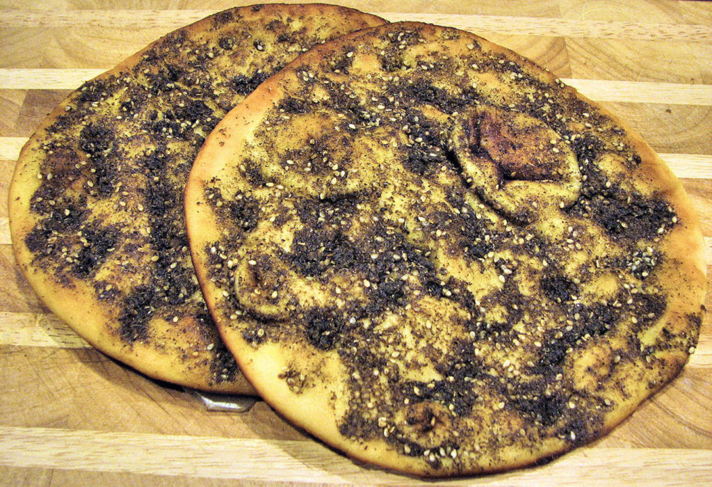 Manakish allo za’atar appena sfornato, street food tipico da provare ad Amman, Giordania