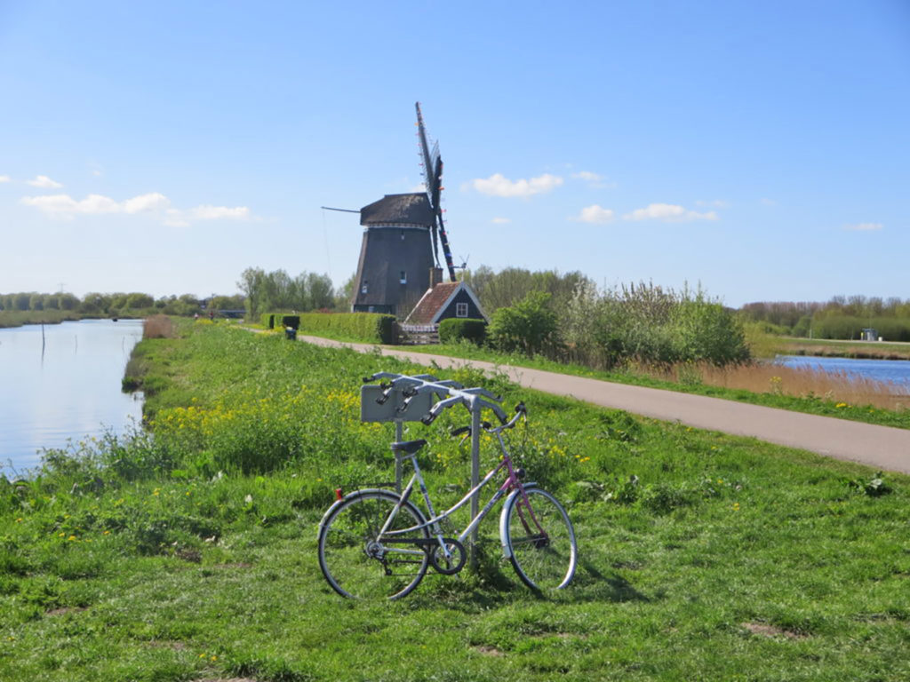 bici-e-barca-in-olanda-mulino-campagna-bici-girolibero-olanda