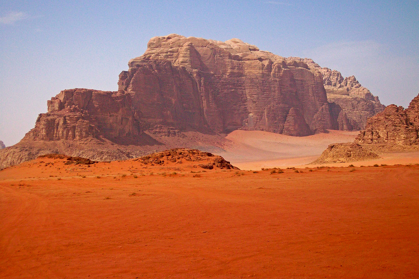 Mountagna nel deserto rosso del Wadi Rum in Giordania