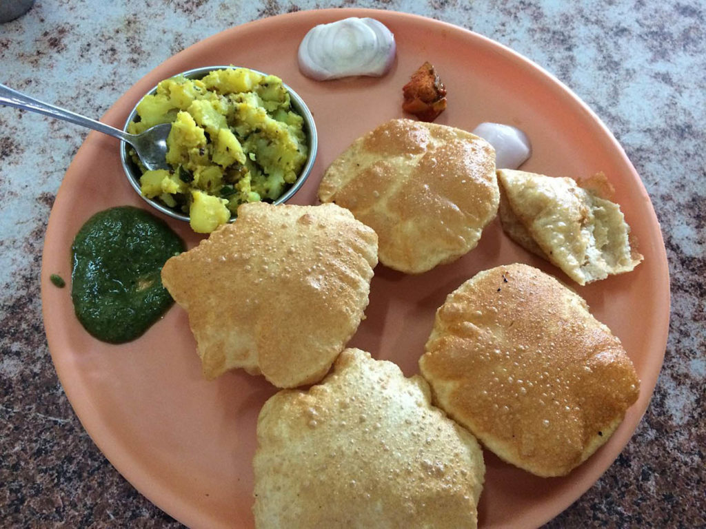 Piatto tipico della Georgia con il puri che è il pane e verdure.