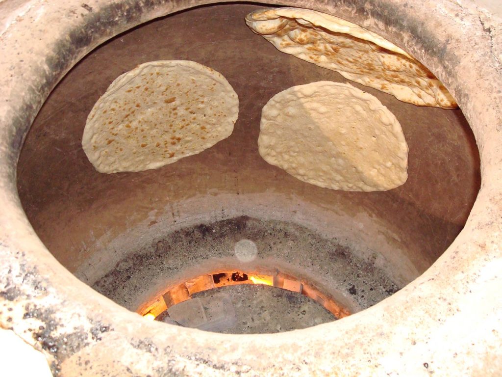 Interno di un forno tandoor, grande forno di argilla a forma di campana rovesciata o cilindrica usato nella cucina del Rajasthan