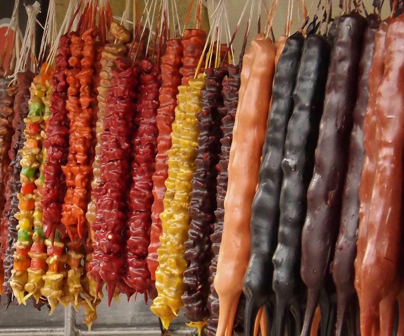 Immagine colorata di churchkhela, spiedini di frutta secca ricoperti da glassa colorata