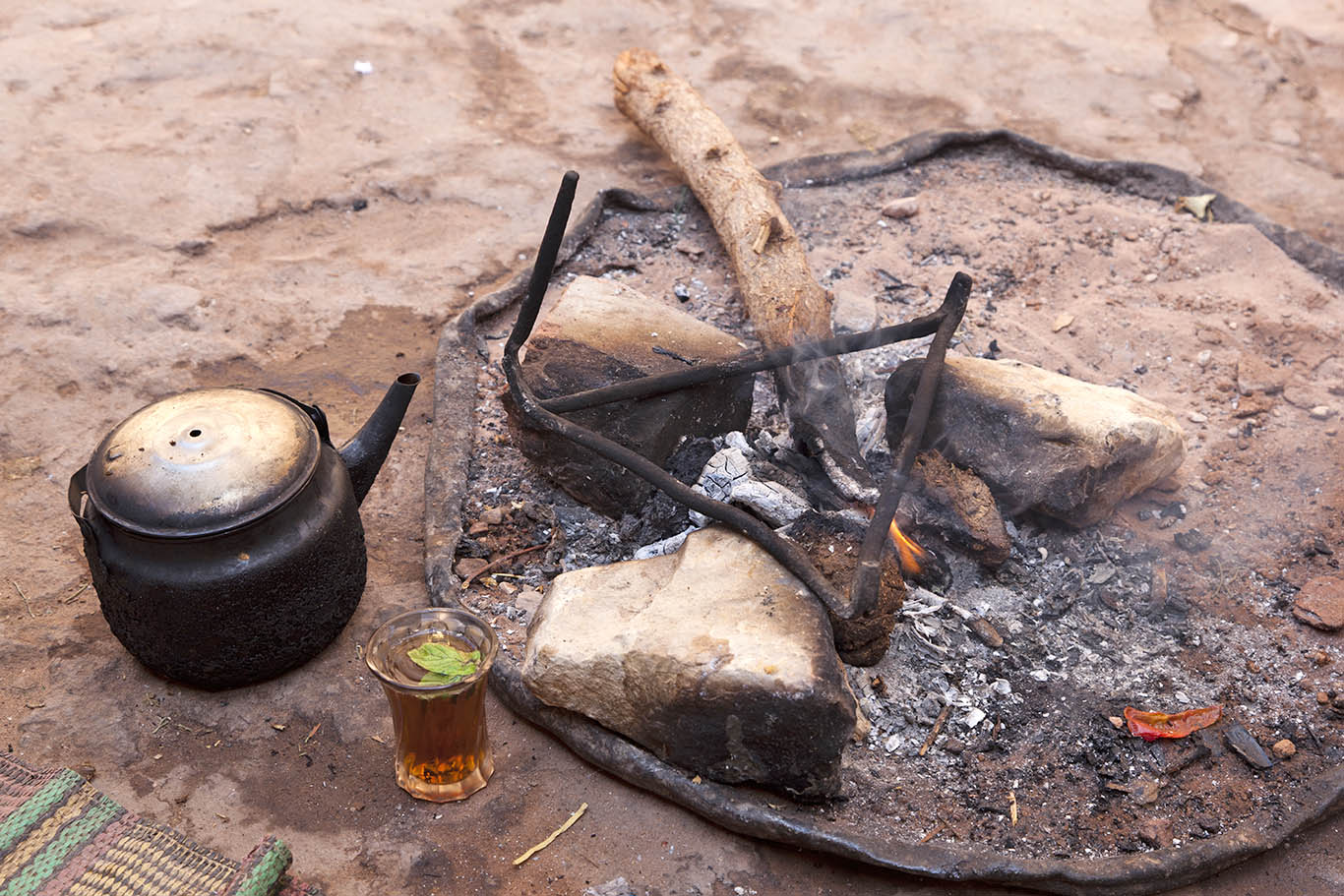 Tè alla menta aromatizzato alla salvia accanto ad un piccolo braciere nel deserto del Wadi Rum in Giordania