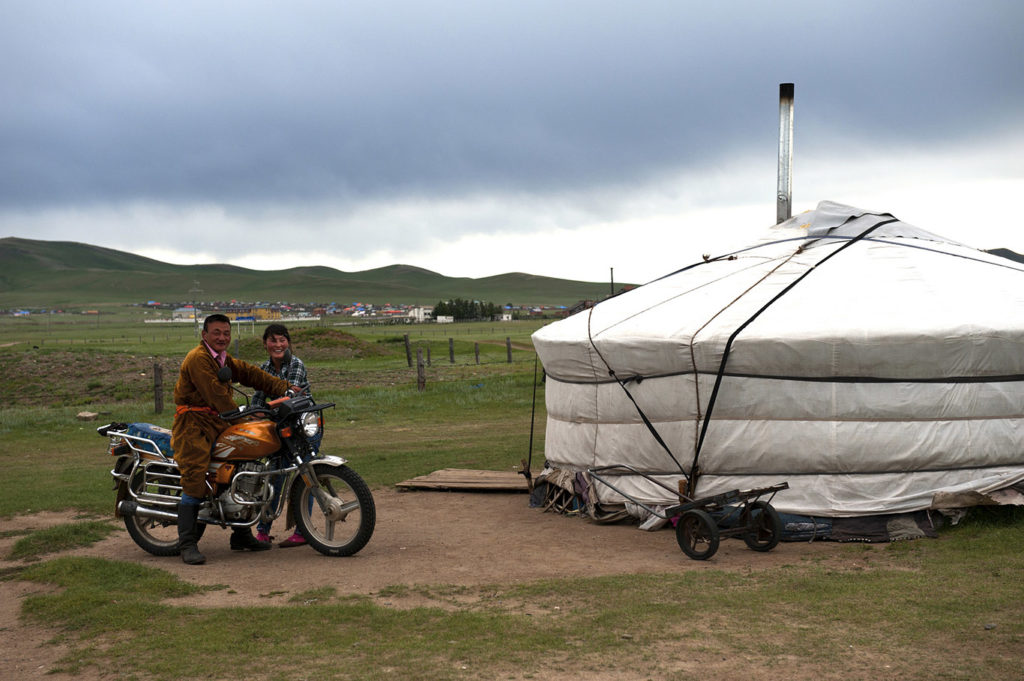 Yurta mongola con ciclista in sosta nella steppa nei pressi di Kharkhorin
