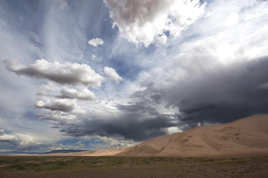 Panorama con cielo drammatico e montagne sabbiose nel deserto del Gobi
