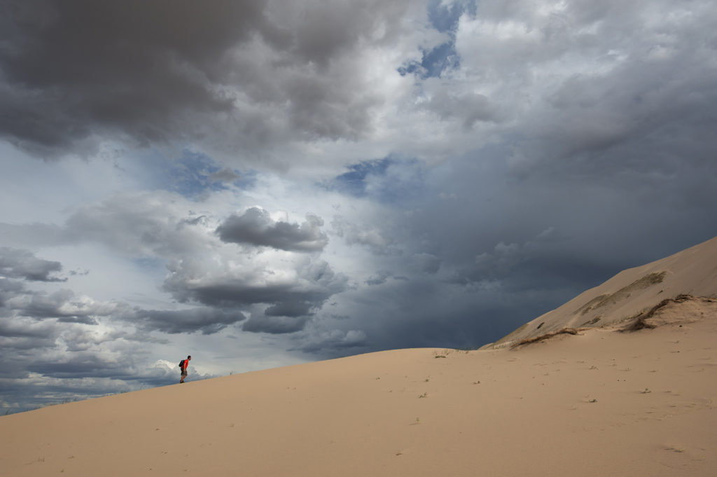 Cielo nuvoloso sopra una duna di sabbia nel deserto di Khongoryn Els, Mongolia
