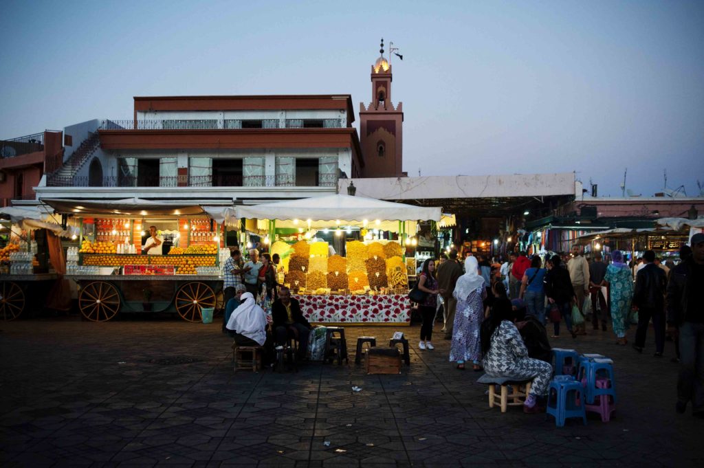 Bancarelle illuminate al tramonto nella piazza Jemaa el-Fna a Marrakech, Marocco.