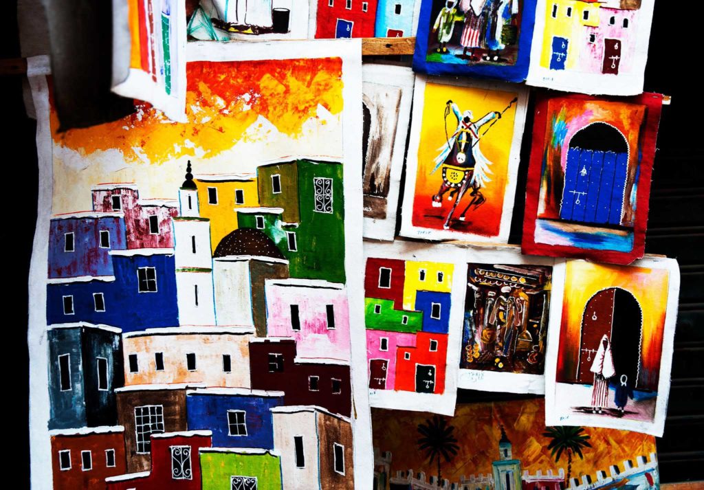 Colorate opere d'arte e quadri esposti nei mercatini artigianali di Marrakech.