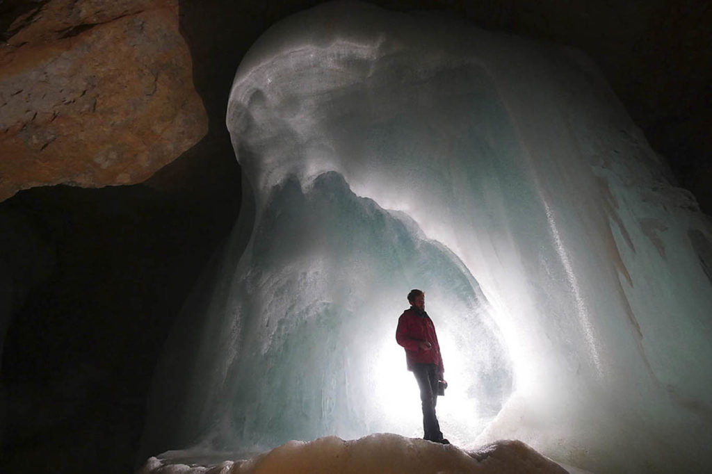 Uomo in una Grotta di ghiaccio (Eisriesenwelt), Werfen, Salisburghese, Austria