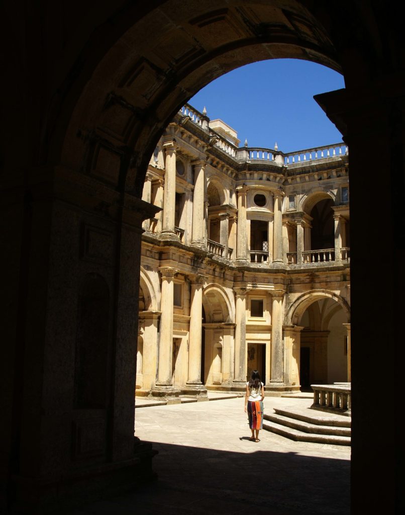 Cortile interno del Convento di Cristo a Tomar, patrimonio UNESCO del Portogallo