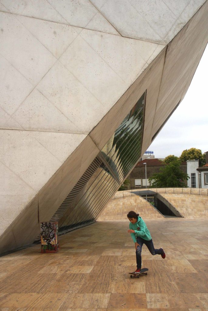 Skater davanti all'ingresso moderno della Casa da Música a Porto, architettura contemporanea