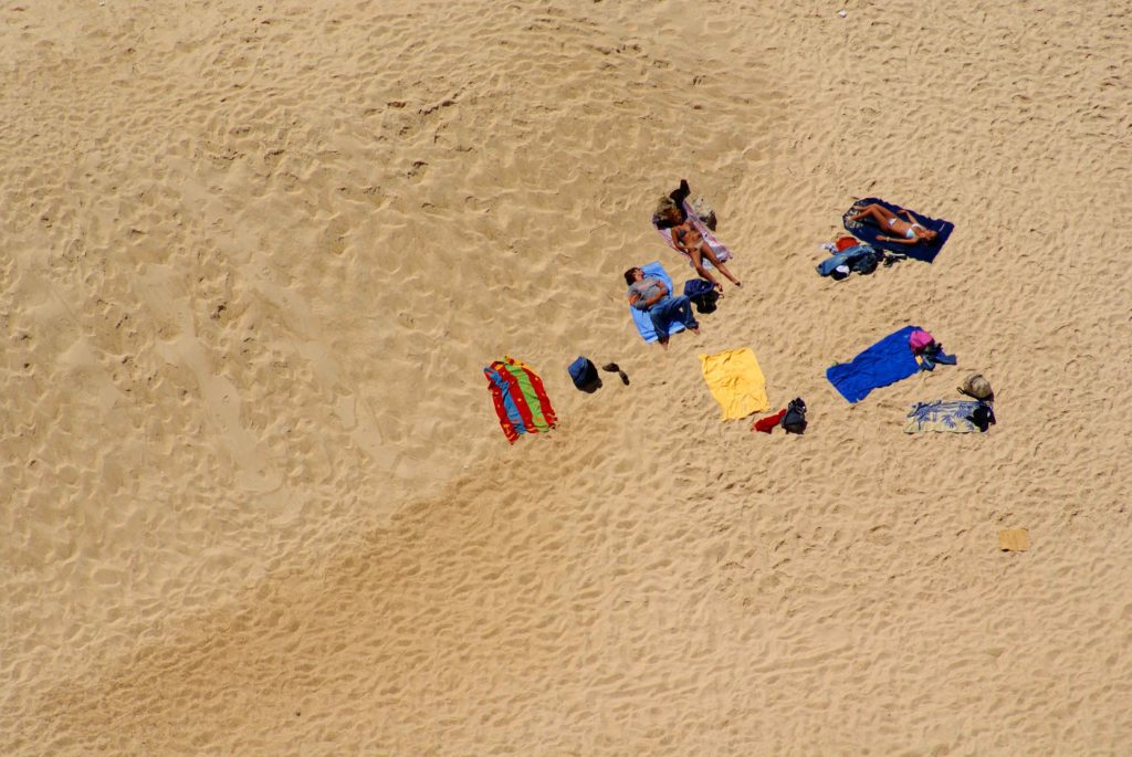 Teli da mare colorati su spiaggia dorata a Nazaré
