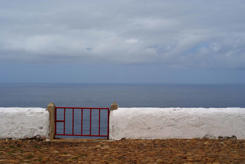 Panchina vista oceano sull’ampia passeggiata costiera a Cabo da Roca, Portogallo