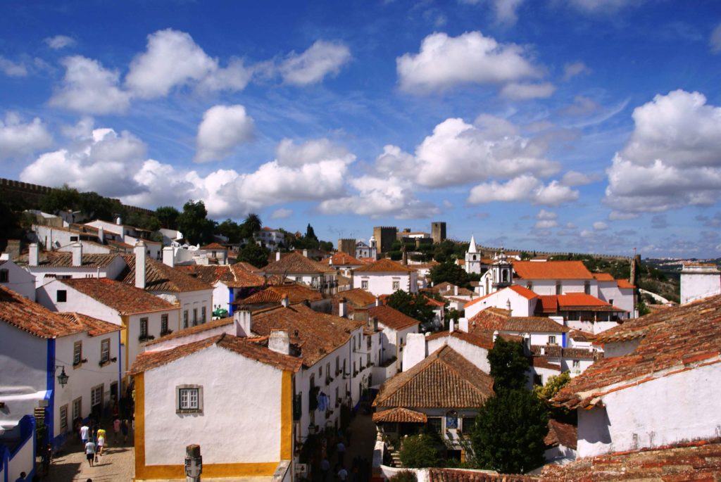 Vista panoramica sui tetti delle case bianche del borgo storico di Óbidos in Portogallo