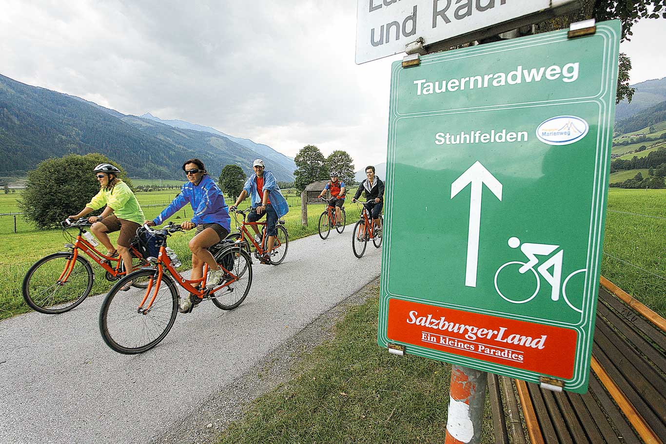 Ciclisti lungo la via del sale in Austria tra paesaggi montani 