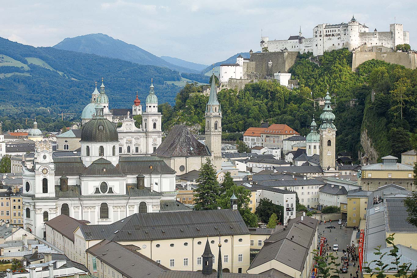 Vista panoramica di Salisburgo, destinazione finale della ciclabile dei Tauri, con i suoi storici edifici e la fortezza di Hohensalzburg sullo sfondo