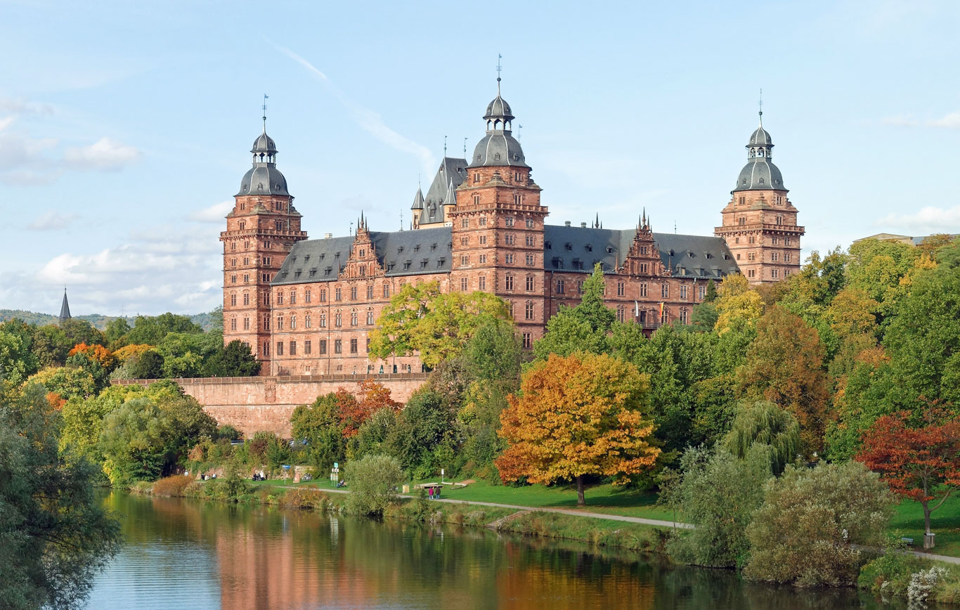 Vista sul Castello di Johannisburg circondato da un parco e dal fiume