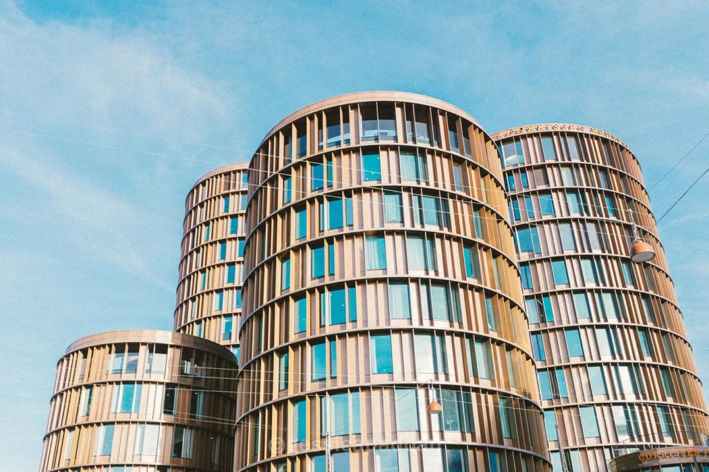 Edificio moderno circolare Axel Towers nel centro di Copenaghen, Danimarca, sotto cielo sereno.