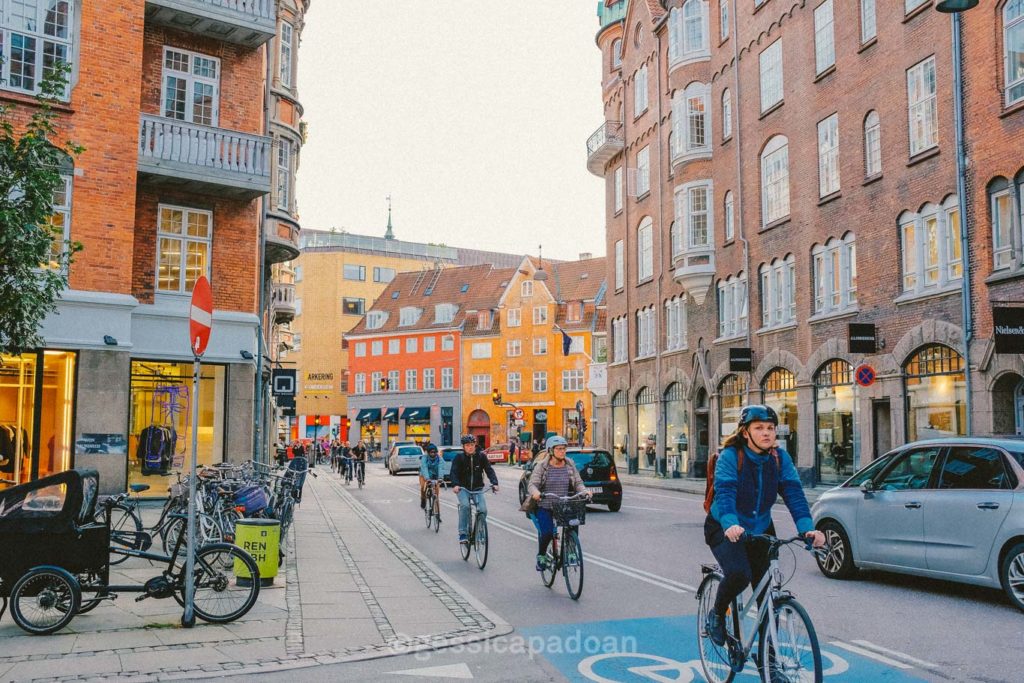 Scena di vita urbana con pedoni e ciclisti nel vivace quartiere di Vesterbro a Copenaghen, Danimarca.