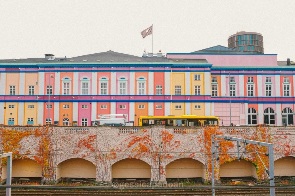 Facciata colorata del Palazzo di Christiansborg a Copenaghen, sede del Parlamento danese.