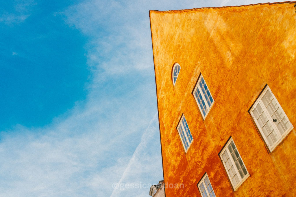 Facciata inclinata di casa colorata nel quartiere storico di Nyboder a Copenaghen, Danimarca.