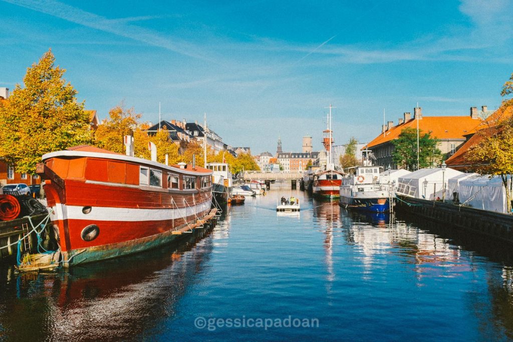 Canale con barche ormeggiate e case colorate a Nyhavn, Copenaghen, una delle zone più iconiche della città.