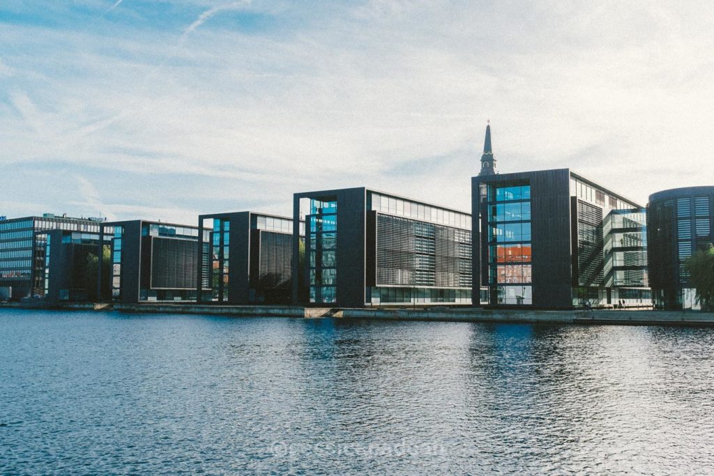 Vista sul moderno complesso residenziale e uffici ‘The Black Diamond’ lungo il porto di Copenaghen.