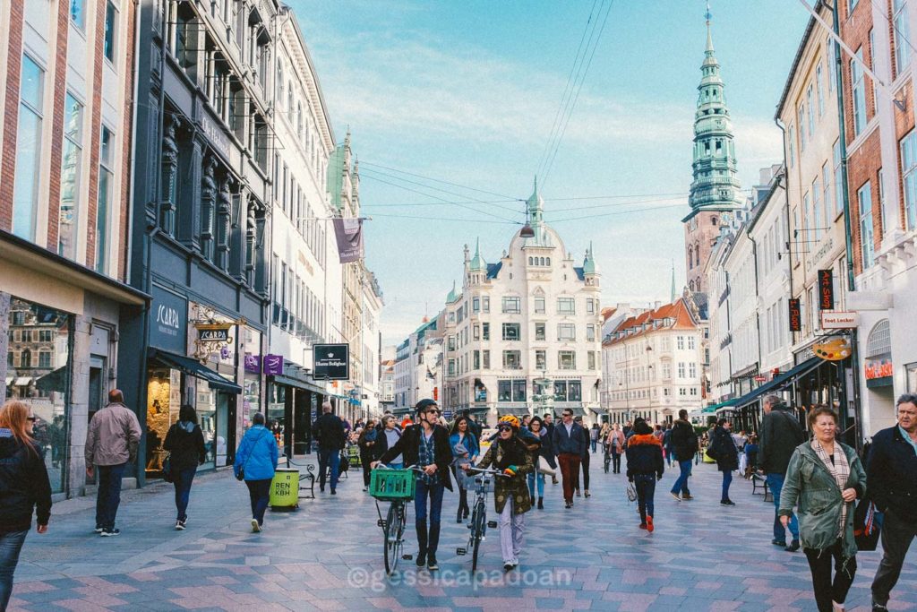 Folla che passeggia sulla Strøget, la via pedonale dello shopping nel centro di Copenaghen.