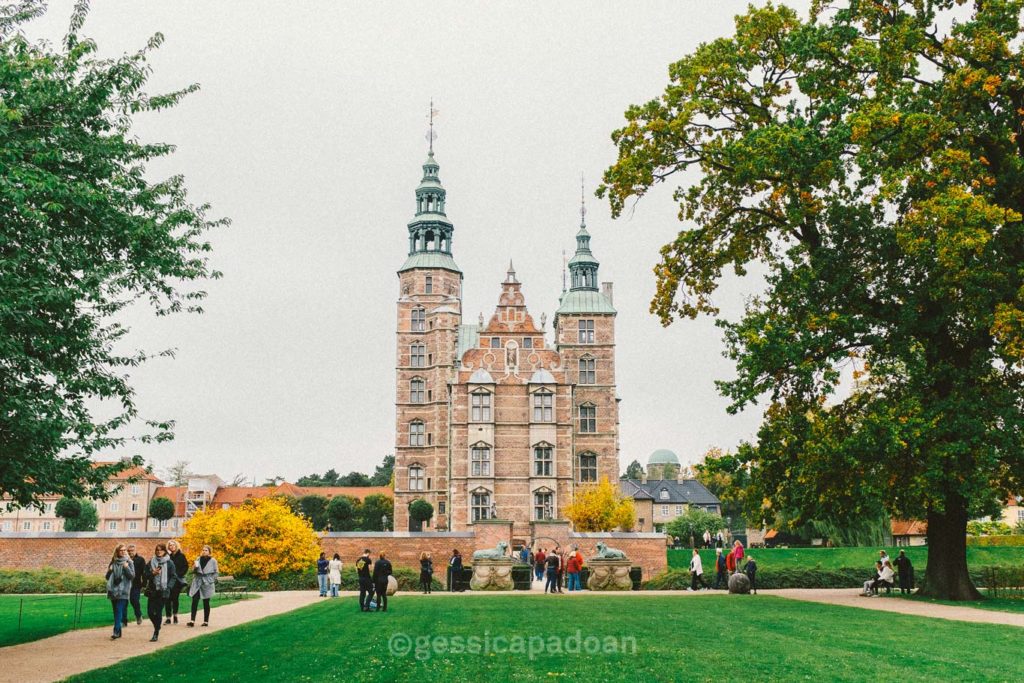 Veduta del Castello di Rosenborg e dei suoi giardini pubblici a Copenaghen, sotto cielo nuvoloso.