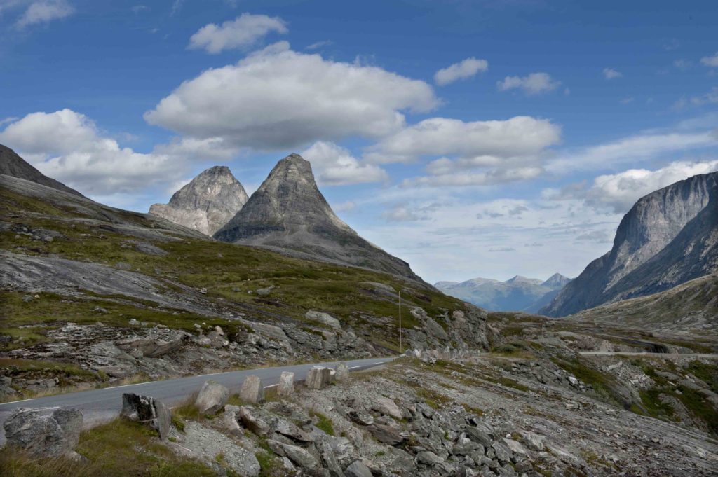 Vista panoramica sulla Strada dei Trolls (Trollstigen) con paesaggio montuoso e cielo nuvoloso.