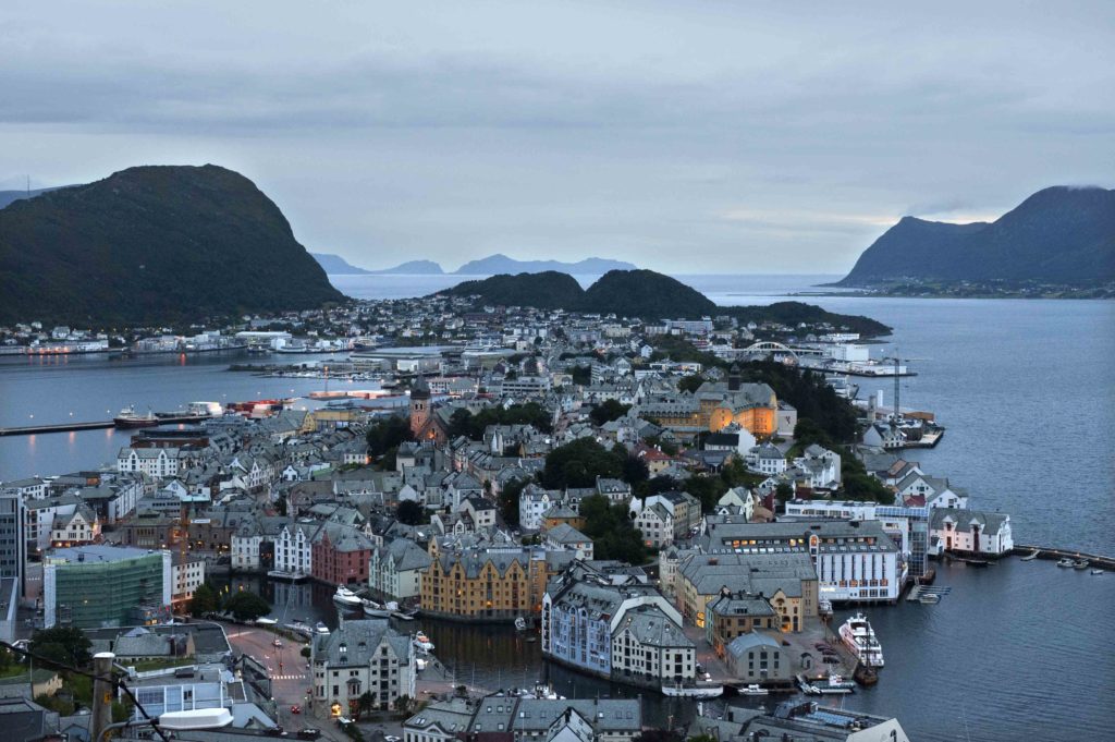 Veduta aerea del centro storico di Ålesund, Norvegia, con edifici in stile Art Nouveau e porto.