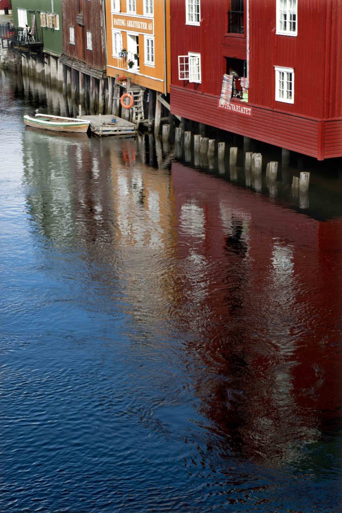 Case colorate in legno affacciate sul fiume Nidelva nel centro storico di Trondheim, Norvegia.