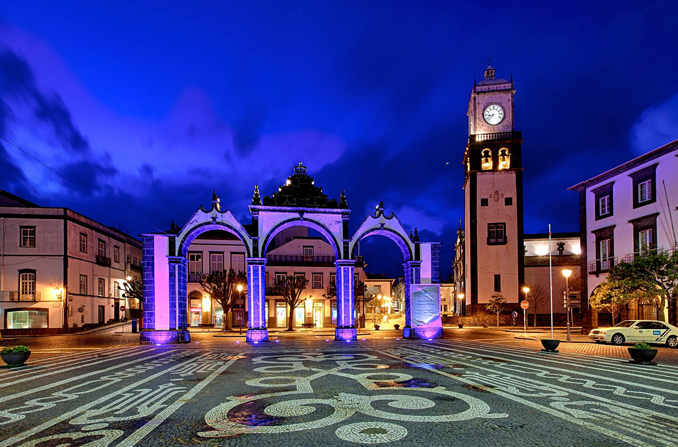 Piazza di Ponta Delgada di sera illuminata da luci viola, São Miguel, Azzorre