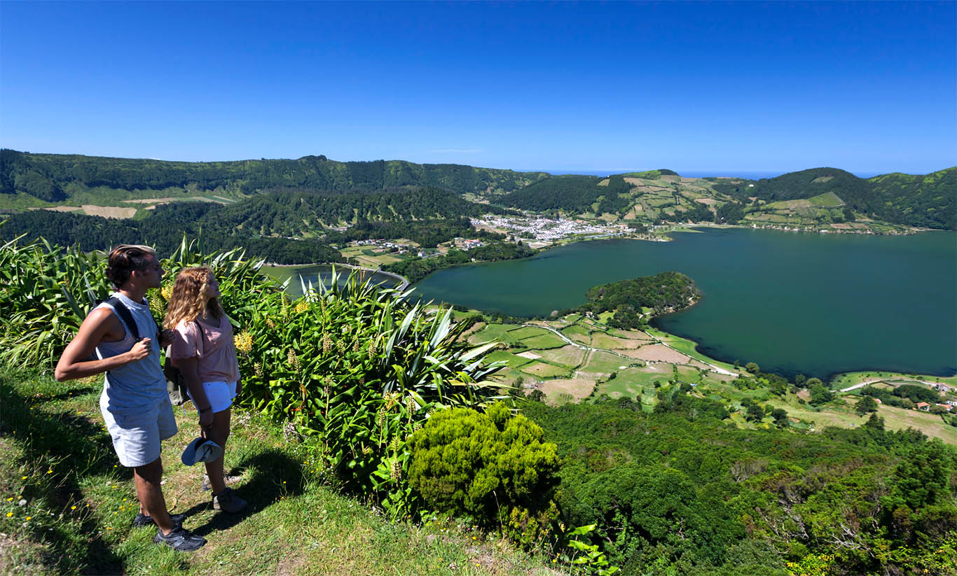 Due donne che fanno trekking nella natura verde delle Azzorre