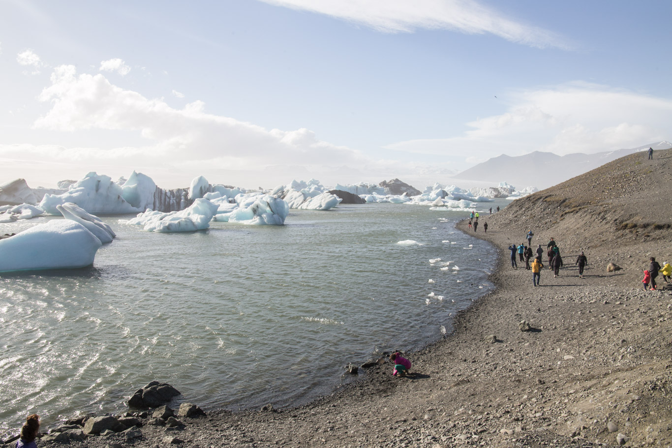 Lago ghiacciato di Jokulsarlon in Islanda con persone che camminano 