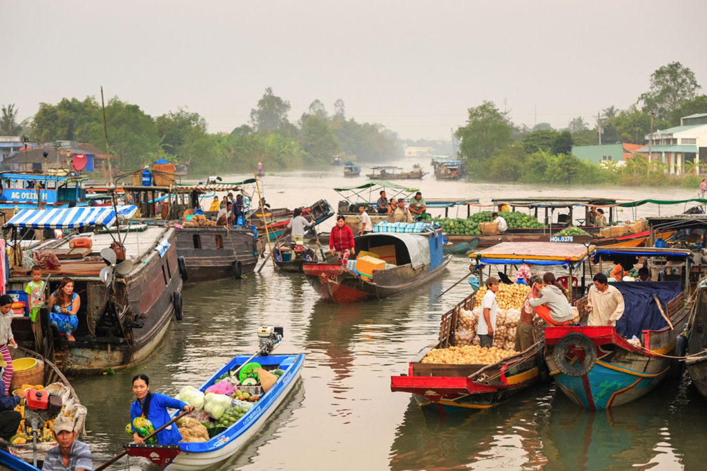 Barche di legno affollate in un mercato galleggiante in Cambogia