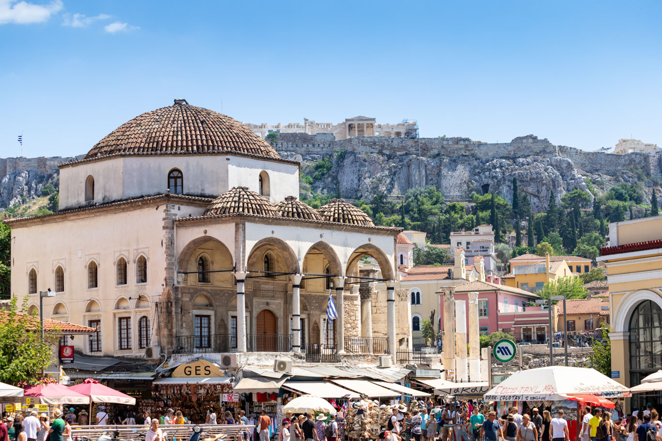 La Vecchia Piazza del Mercato di Atene piena di gente in una giornata di sole