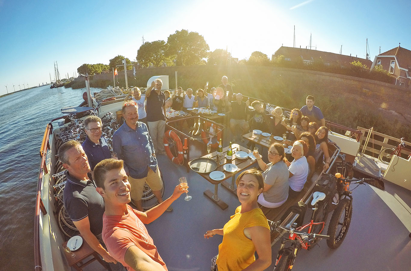 Gruppo di persone sul ponte sole di una barca Girolibero sorridono verso l'obiettivo