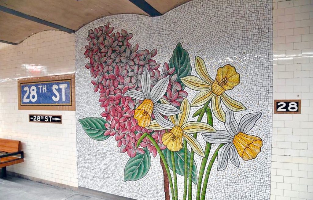 Particolare con mosaico di fiori e scritta 28th street nella metropolitana di New York.