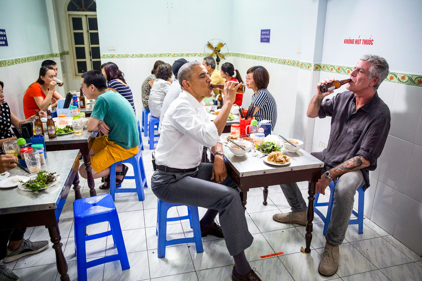 B˙n cha Huong LiÍn restaurant in Hanoi, Vietnam, May 23, 2016. (Official White House Photo by Pete Souza)