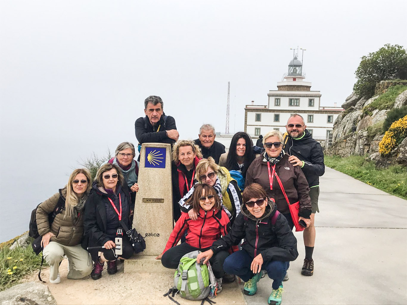 Gruppo di camminatori lungo il cammino di santiago in Gallizia in una giornata uggiosa.