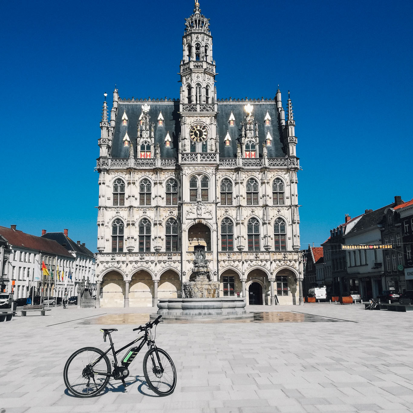 Bici in una piazza fiamminga in Belgio