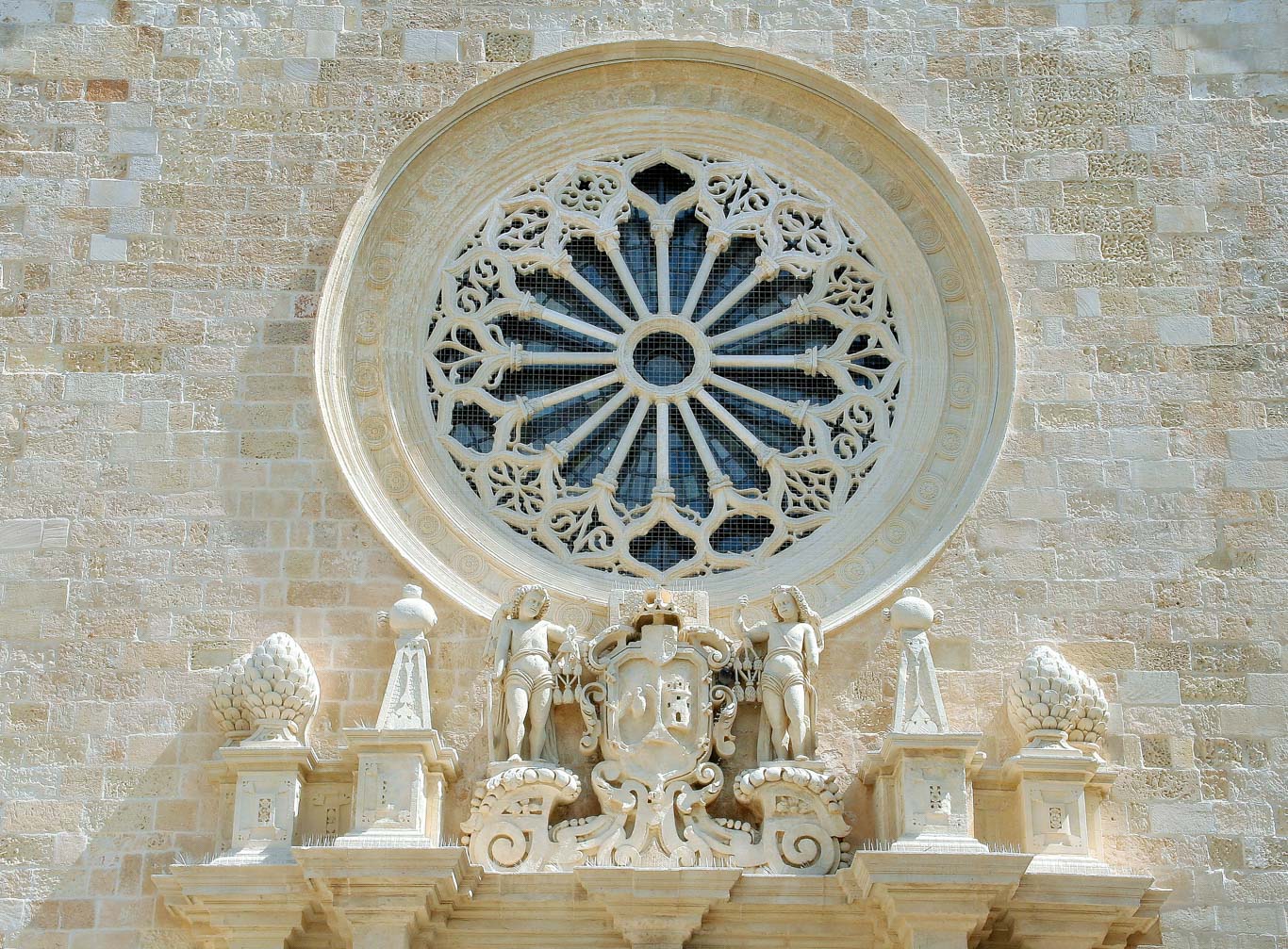 Dettaglio di una finestra e due statue all'esterno della Cattedrale di Santa Maria Annunziata di Otranto