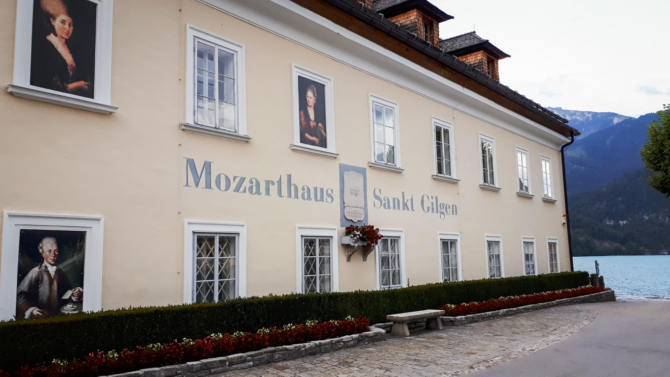 Facciata della Mozarthaus Sankt Gilgen, edificio con finestre e alcuni ritratti di persone