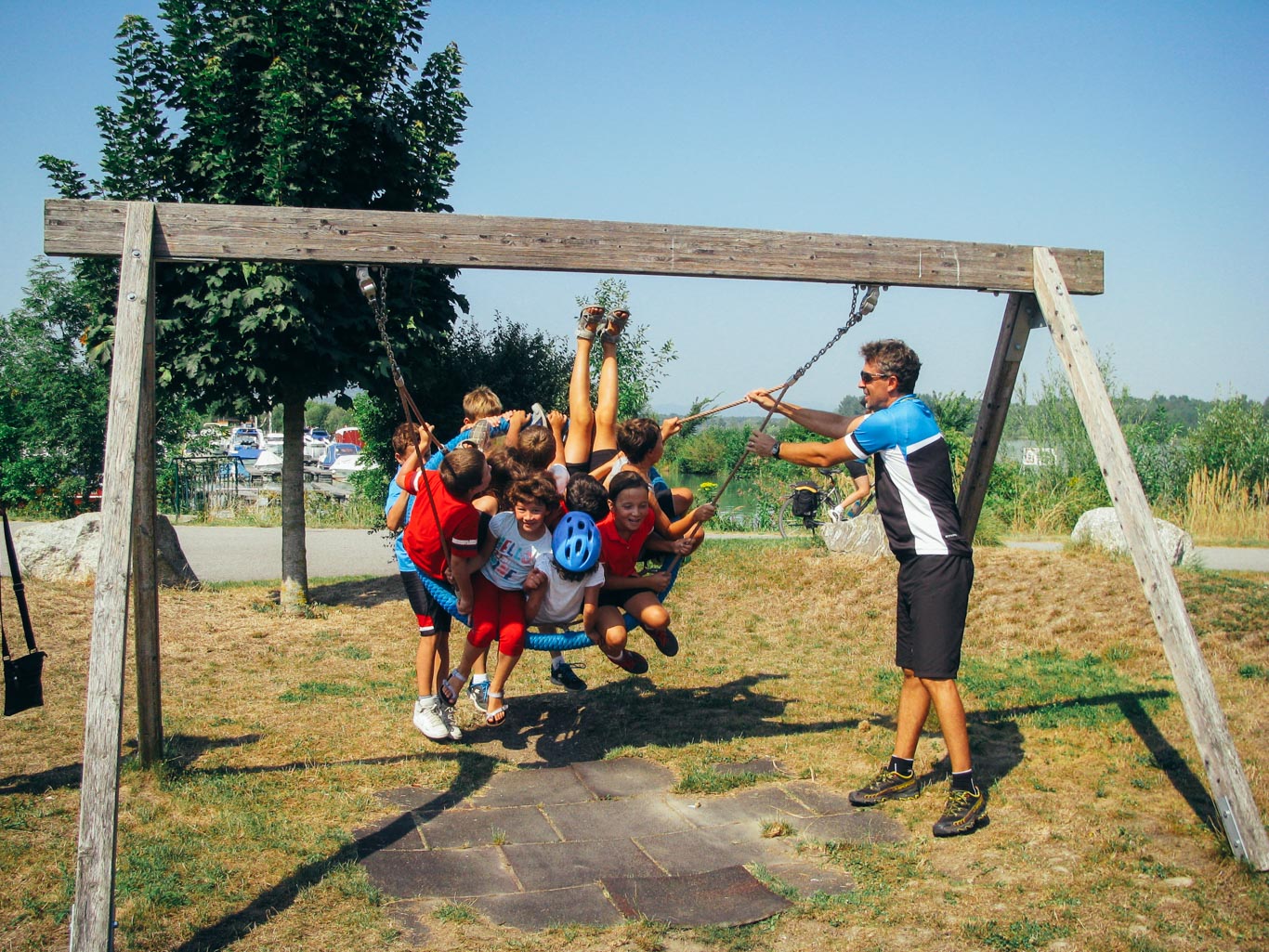 Gruppo di famiglie in vacanza in bicicletta con Girolibero