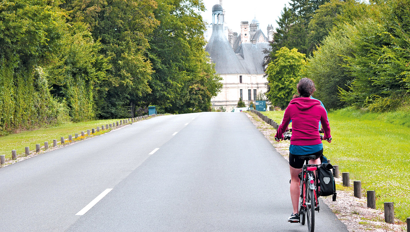 La valle della Loira in un dettaglio di una donna che pedala