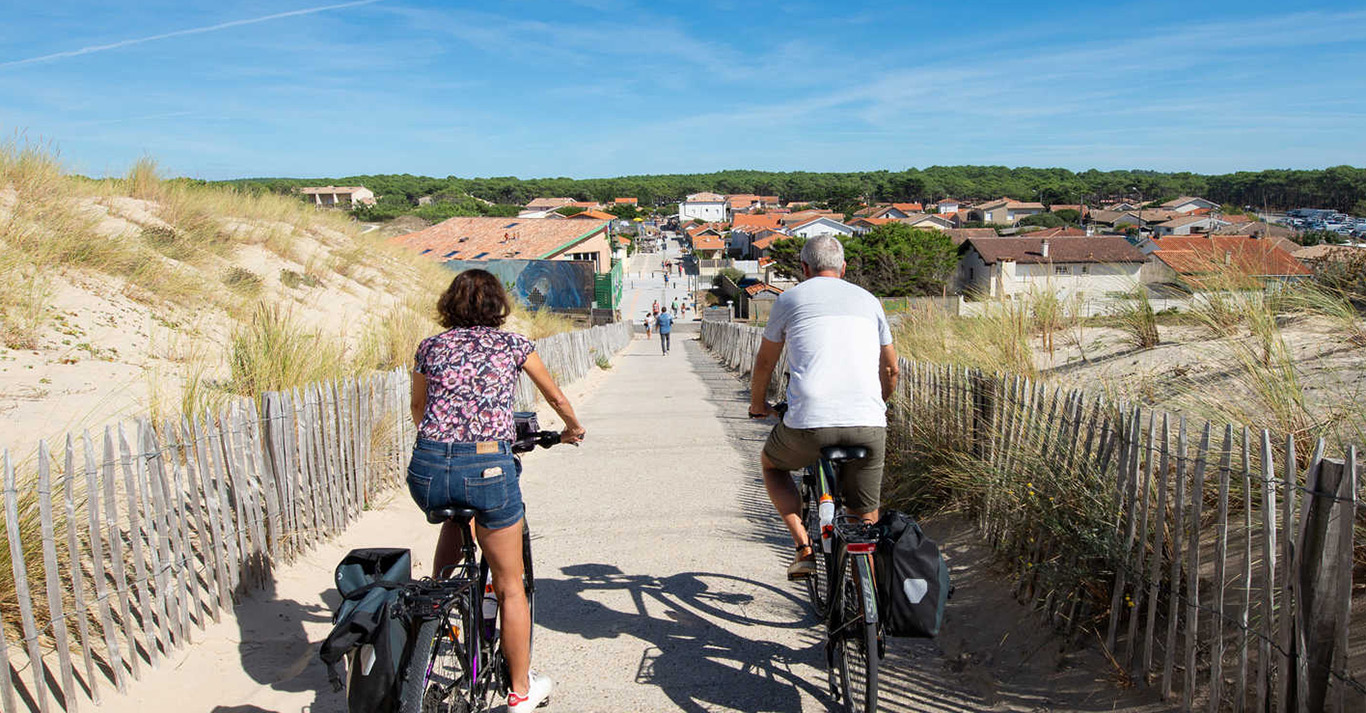 Due persone che pedalano lungo la Velodyssee